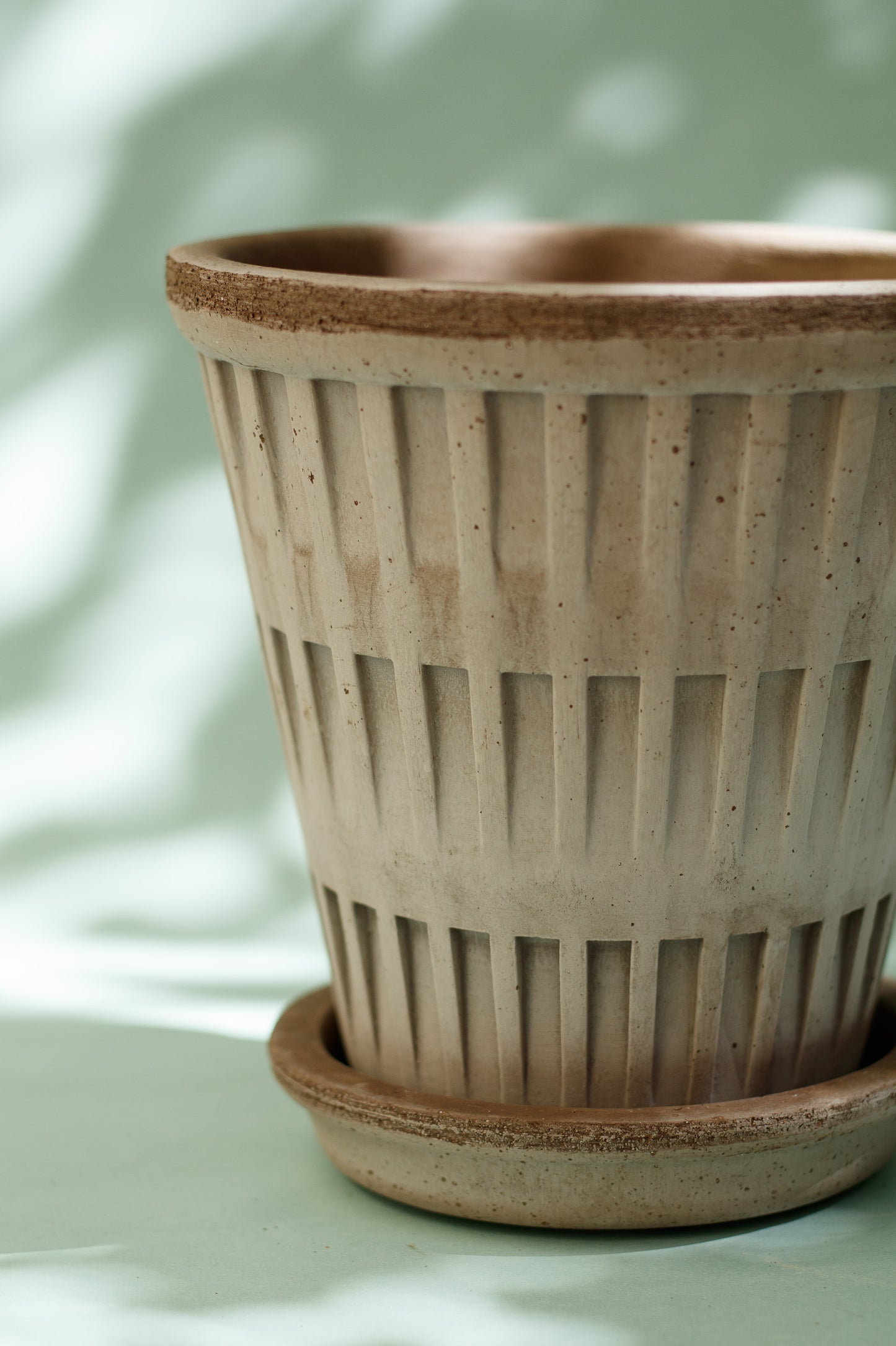 Bergs Potter Pantheon Pflanztopf Grau mit Untersetzer
