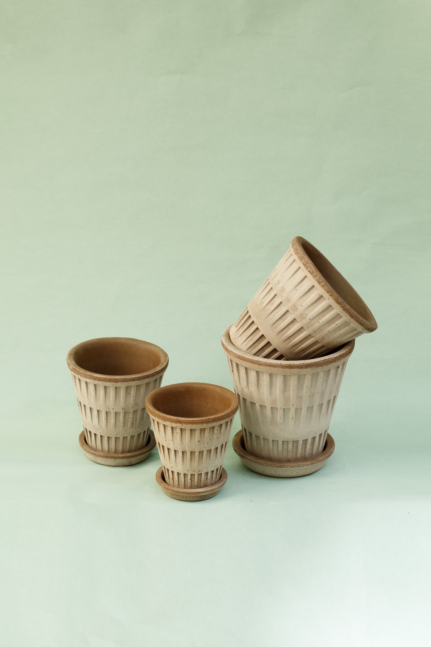 Bergs Potter Pantheon Pflanztopf Grau mit Untersetzer